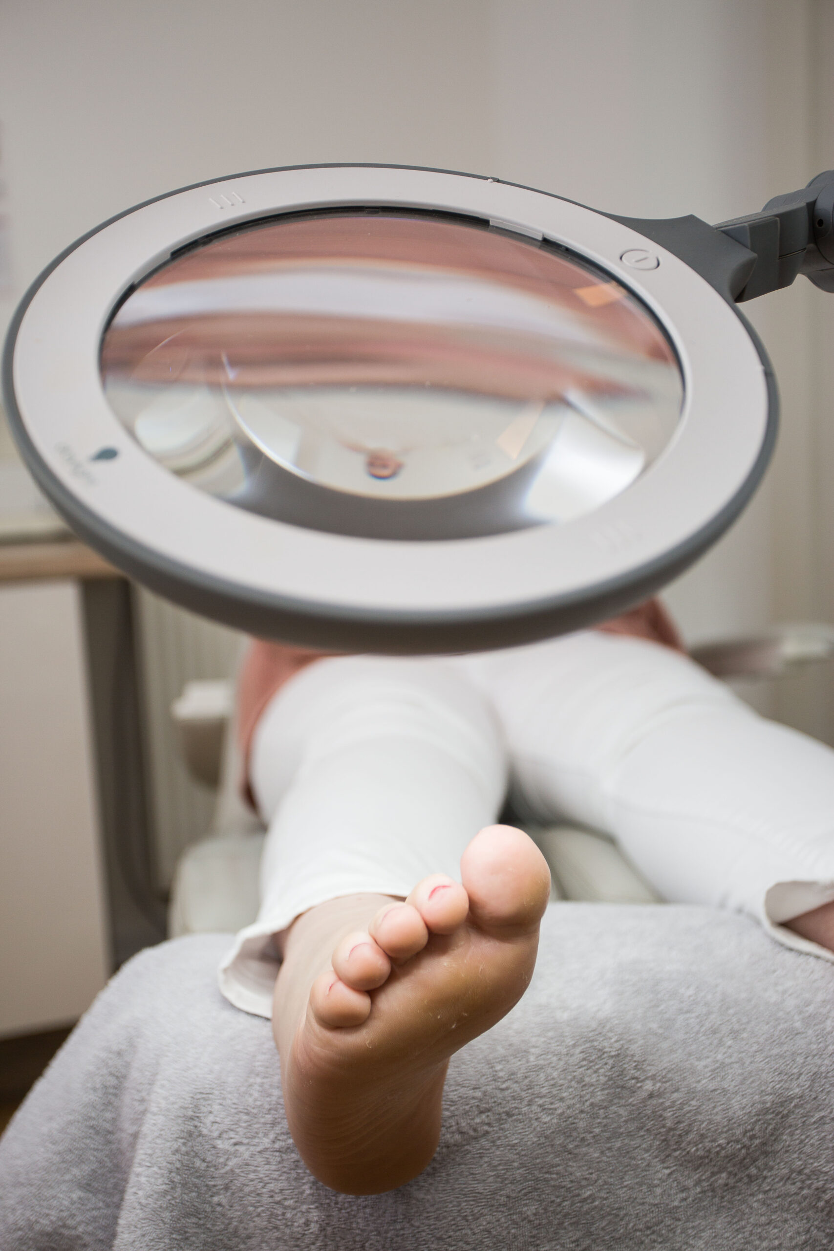 Füß vom patienten in behandlungsstuhl
